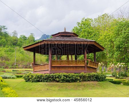 Tajskiej altanie w ogrodzie. Dam Vajiralongkorn, Kanchanaburi, Tajlandia