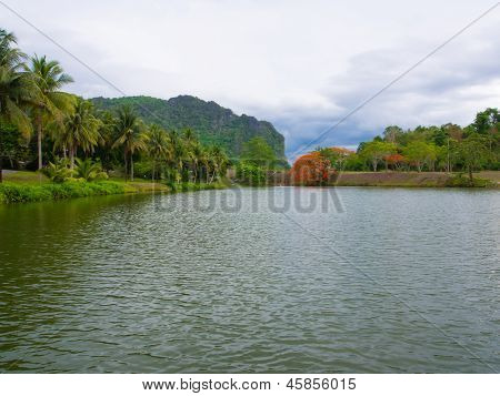 Ogród publiczny w Vajiralongkorn Dam, Kanchanaburi, Tajlandia.