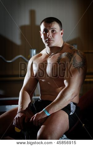 Unge Powerlifter med tatovering
