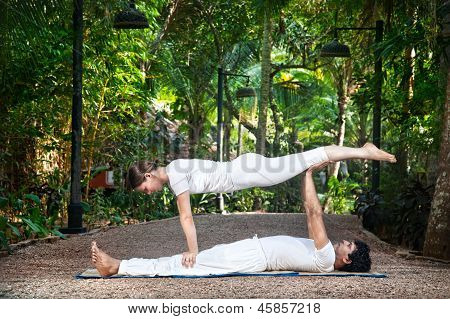 Acroyoga im Garten