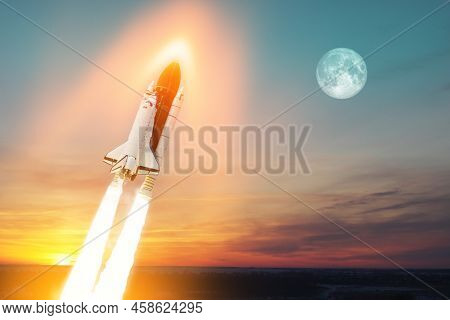 Spaceship Lift Off. Space Shuttle With Smoke And Blast Takes Off Into Space On A Background Of A Sun