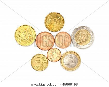 Alcune monete euro su bianco