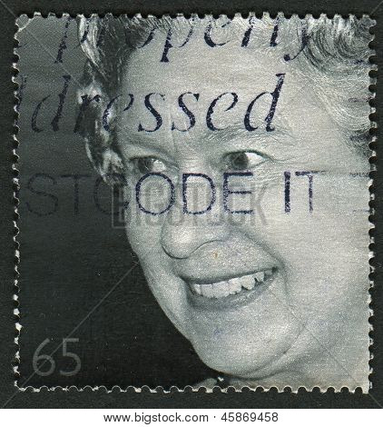 UK-CIRCA 2002: um selo imprimido no Reino Unido mostra imagem de Elizabeth II é o monarca constitucional de 16