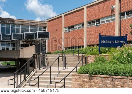Mcintyre Library On The Campus Of The University Of Wisconsin-eau Claire