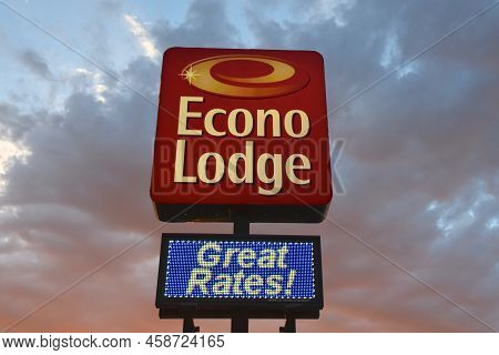 Rawlins, Wyoming, July 22, 2022: The Econo Lodge Motel Chain Was Founded By Vernon Myers 1n 1969 In 