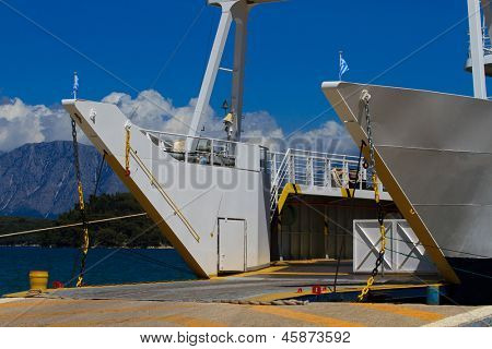 Řecký trajekt lodí v přístavu v Lefkas, Řecko