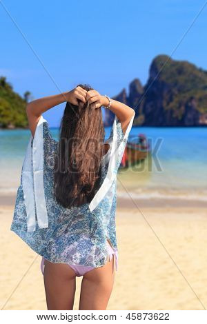 Jovem mulher 9º na praia no resort exótico