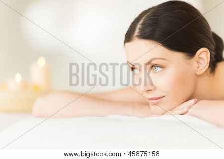 masaj masasında yalan spa salonda kadın resim