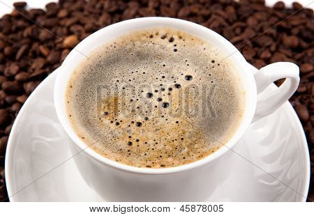 Tasse de café noir avec de la mousse