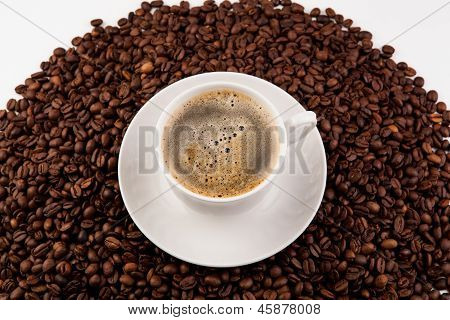 Tasse de café noir avec de la mousse