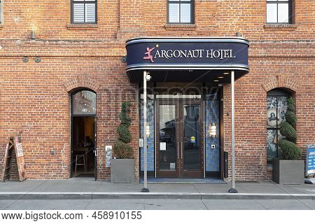 San Francisco, Usa - June 5, 2022:  Entrance To Hotel Argonaut At Cannery In Fishermans Wharf Area.