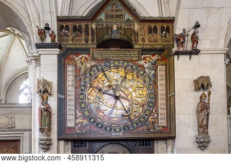 Muenster, Germany - April 29, 2022: The Astronomical Clock In The St.paulus Cathedral In Münster Whi