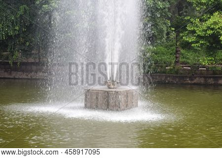 Fountain In The Complex Of Lodhi Garden In Delhi India, Working Fountain In The Lodhi Garden Complex