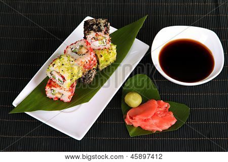 Velsmagende Maki sushi - Roll på plade på måtten