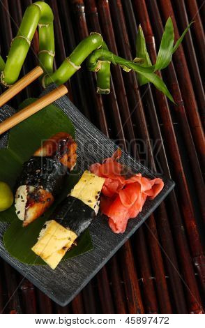 Velsmagende Maki sushi - Roll på plade på bambus mat