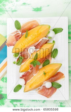 Melon slices with prosciutto and mozzarella