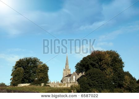 Iglesia en la cima de una colina