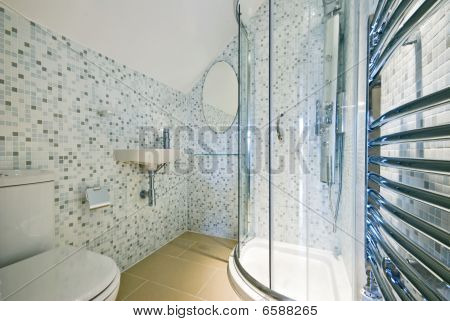 modern luxus fürdőszoba zuhanyzóval, WC-vel egy mozaik csempe