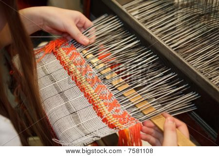 Mujer que trabaja en el telar. Artesanía nacional ruso.