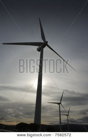 Aerogenerator elettrico mulino a vento sul cielo nuvoloso tramonto