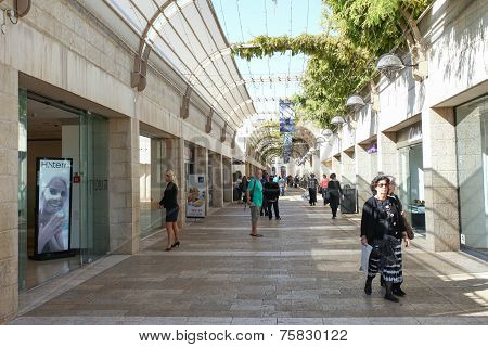Shoppers and tourists at Mamilla shopping street