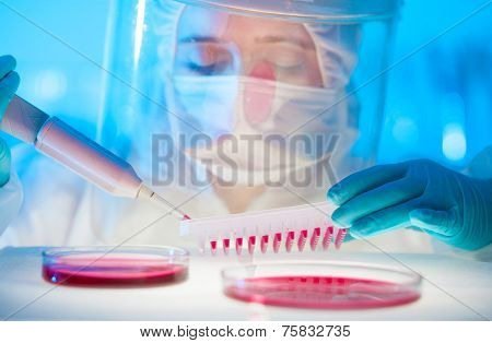 Working in the laboratory with a high degree of protection