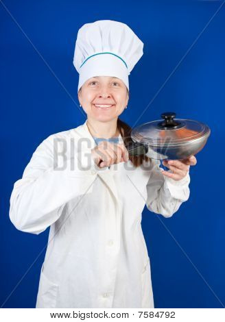 Vrouw met RVS koekenpan