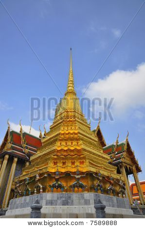 Wat Prakaew zlatou stúpu chrám