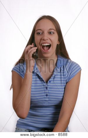 Teen pige griner på telefon 2