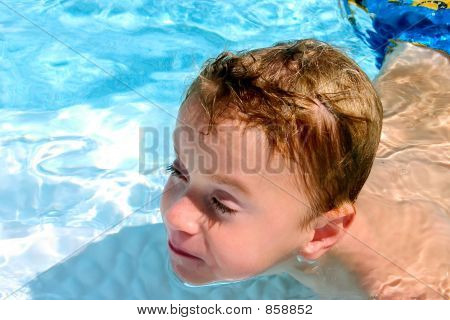 Dreng i pool