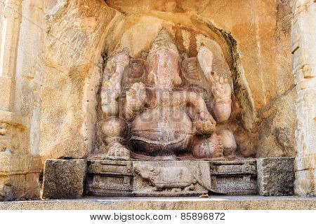 Beautiful sculptor work of Lord Ganesha with its vehicle mouse in the Veerabhadra temple at Lepakshi
