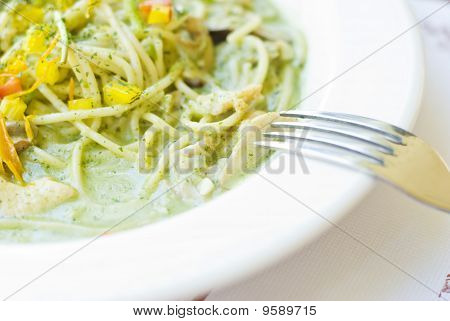 Vynikající Noddles v bílé misce vidličkou
