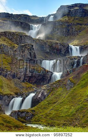 The Klifbrekkufossar waterfall