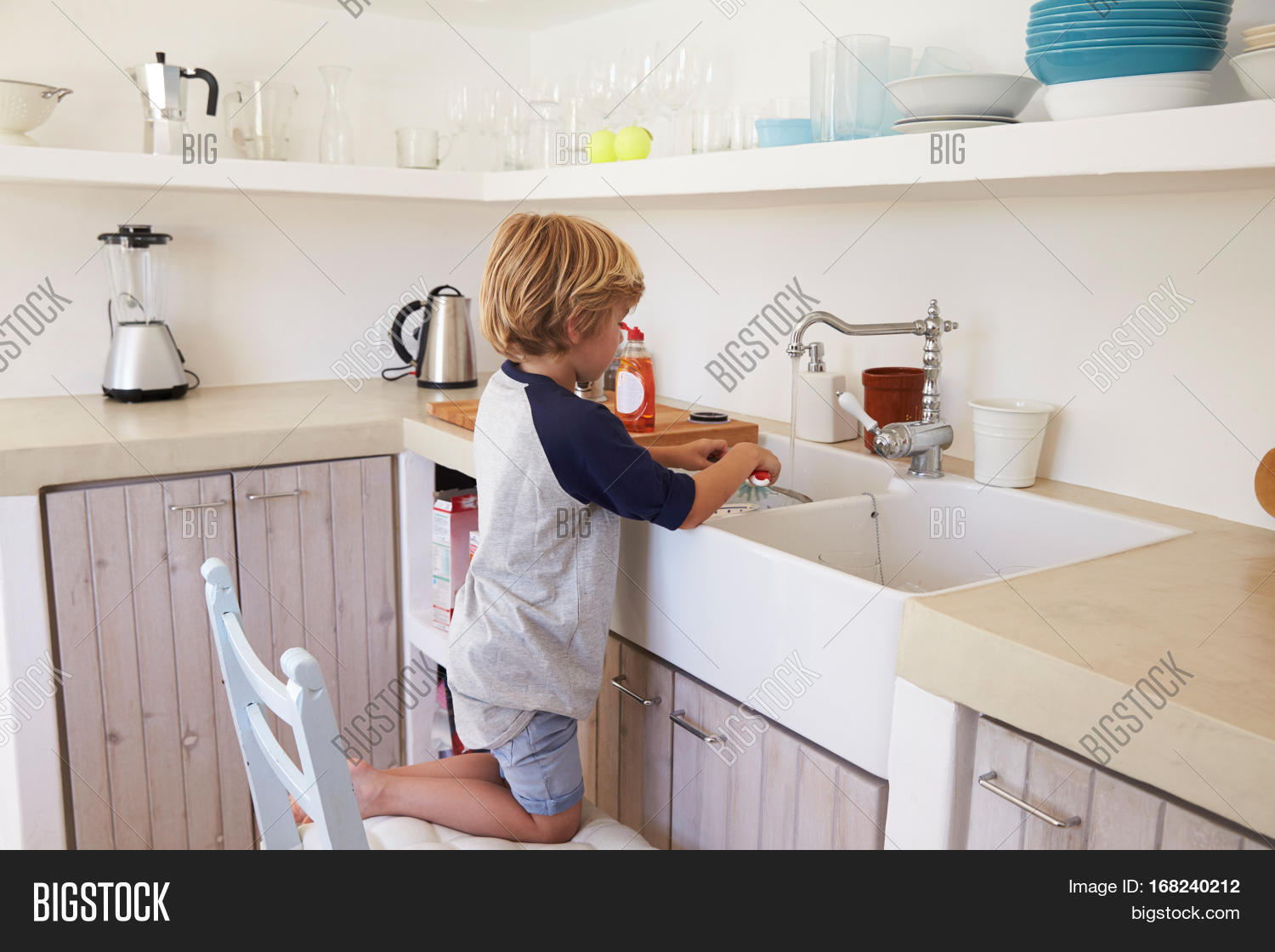 готовка с детьми. маленькая девочка на столе на кухне. папа готовит еду и ребенок. детская кухня икеа дуктиг. готовка с детьми.