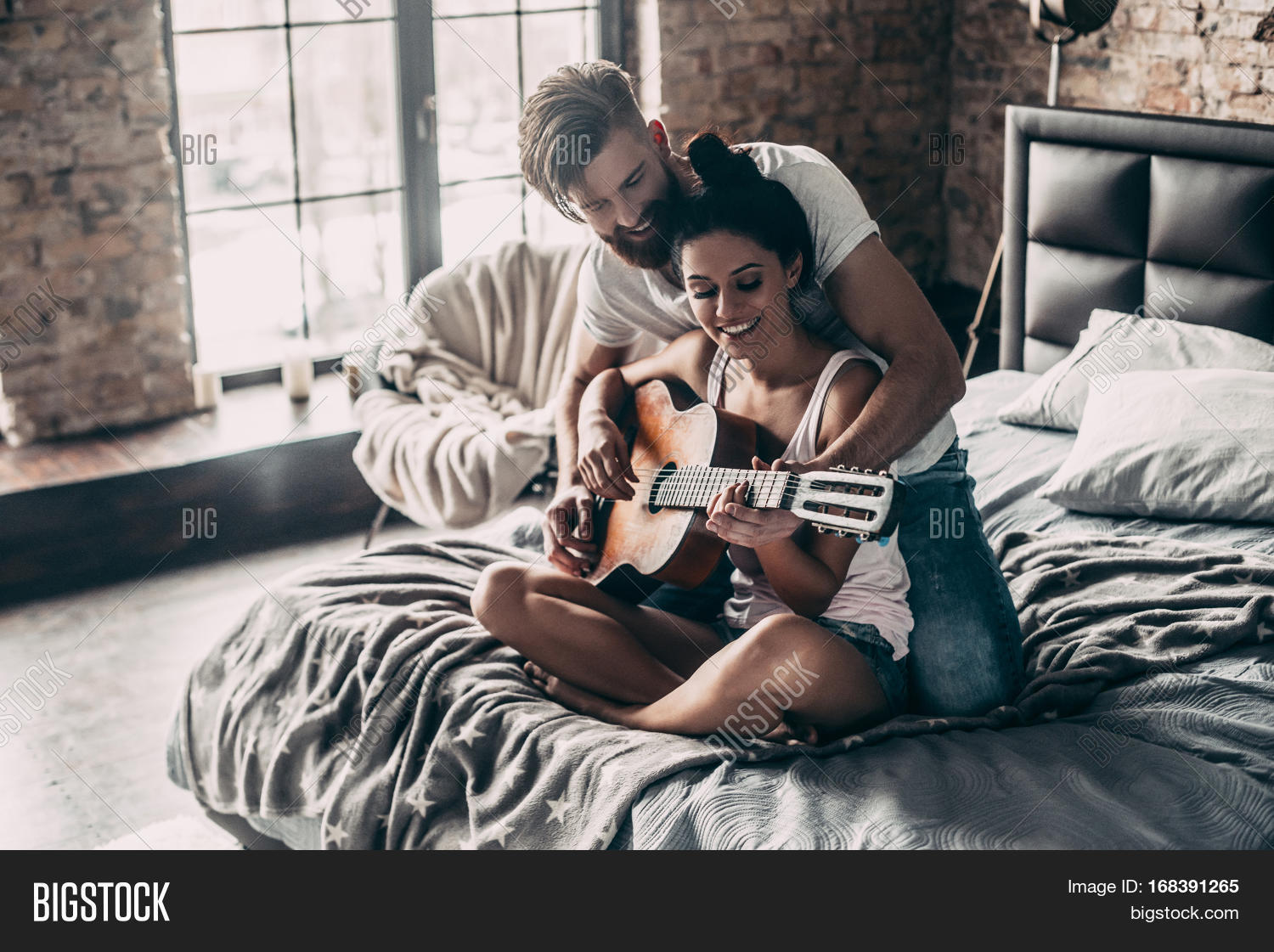 Девушка которая играет с парнями. Фотосессия с парнем. Парень играет. Крутая фотосессия парней. Парень и девушка.