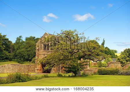 ruins of Cleeve Abbey,  medieval monastery located near the village of Washford in Somerset, England
