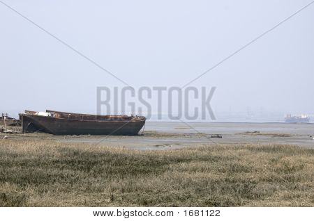 Barcaza río abandonado