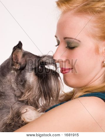 La niña con un perro