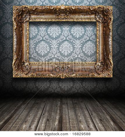  Una stanza buia, grungy con cornici d'oro sul muro
