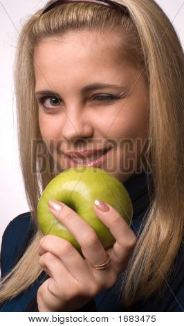La niña con una manzana