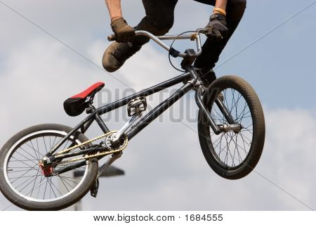 BMX Biker unoszącego się w powietrzu