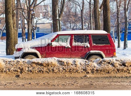 The car filled up by snow in the daytime