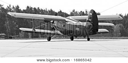 Paradropper storico aereo Antonov An-2 in aeroporto linea - Repubblica Ceca Europa