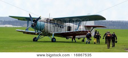 Paradropper storico aereo Antonov An-2 in aeroporto Plasy - Repubblica Ceca Europa