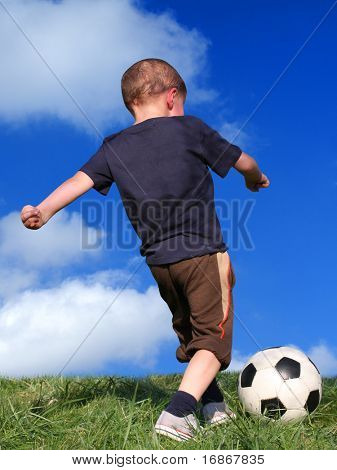Dreng spille fodbold mod himlen