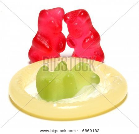 Rødt jelly bærer forælder og grønne jelly bære baby på kondom - konceptuelt billede - på hvid bagg