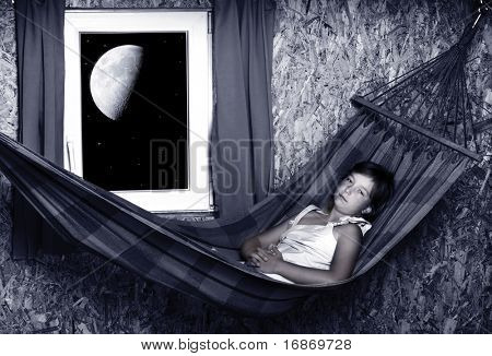 Genç kız oturma odası - nightshot bir hamak üstünde dinlenme