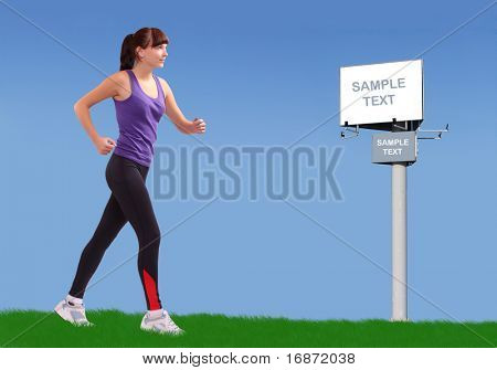Menina correndo ao longo da Primavera de prados e bigboard. Imagem conceitual.