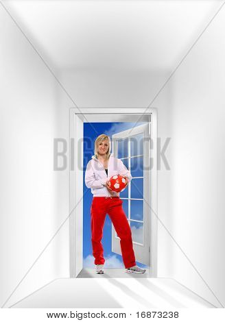 Futbol topu gökyüzüne karşı açılan kapı güzel sportif kız. Fitness broşür için büyük bir