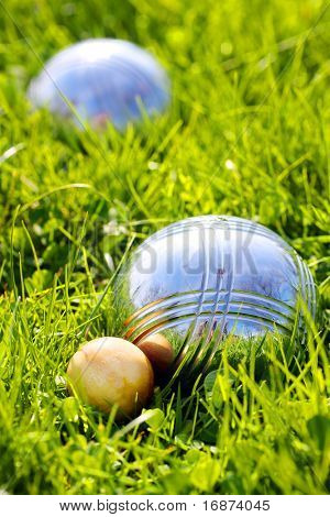 Шары бочче на зеленой траве. Крупным планом с мелкой dof.